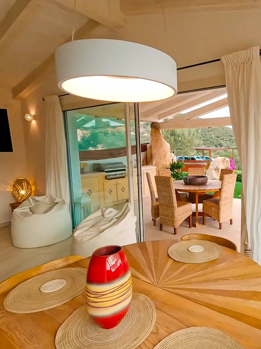 Recorrido FPV con dron por el interior de villa en La Selva