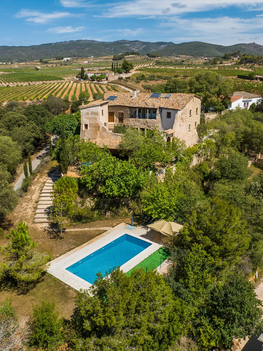 Vídeo aéreo con dron de masía en el Penedès