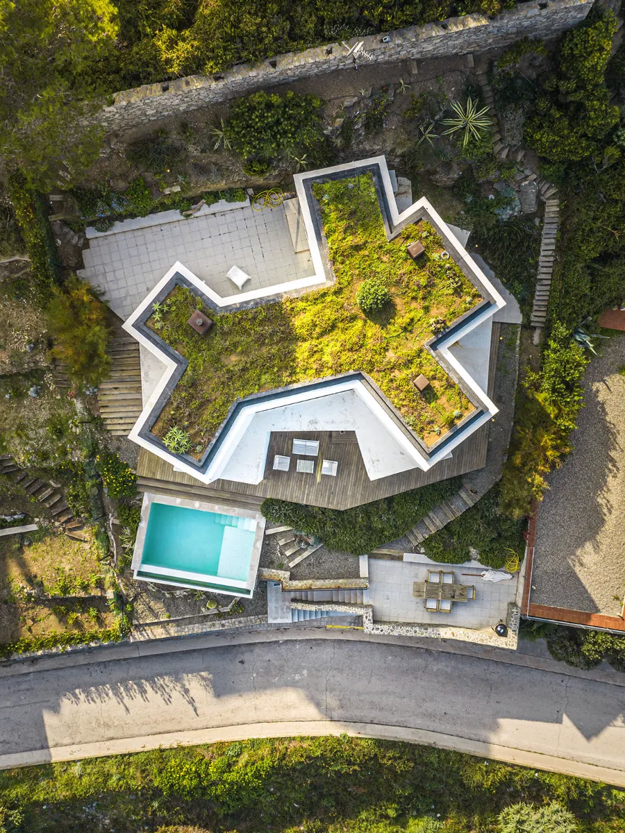 Fotografía aérea con dron de villa en Cap de Creus